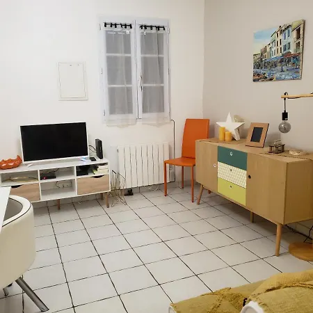 Centre 100 M Du Port Place Parking Cassis